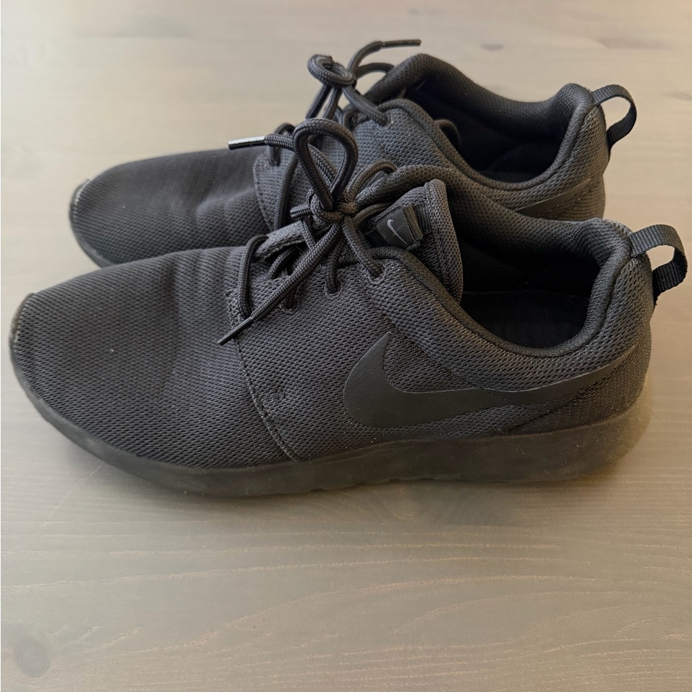 Nike Women's Black Athletic Shoes